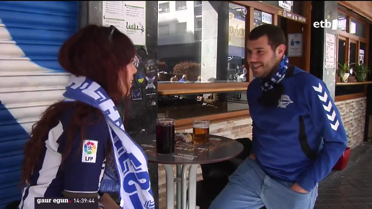 Realak eta Alavesek elkarren aurka jokatuko dute Reale Arenan , 18:30etik aurrera. Talde bietako zaleak giro onean dabiltza, eta elkarrekin batera egingo dute futbol-zelairako bidea.