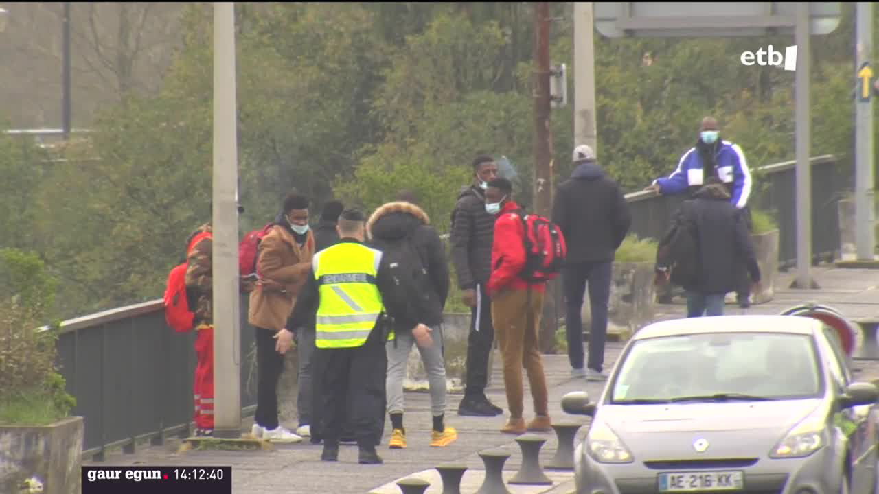 Migranteak, muga zeharkatzen. EITB Mediaren bideo batetik ateratako argazkia.