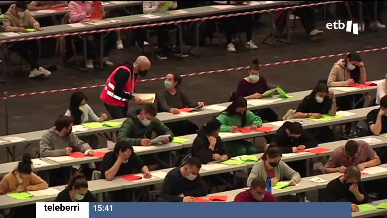 Aspirantes, esta mañana en el BEC. Imagen extraída de un vídeo de Eitb.