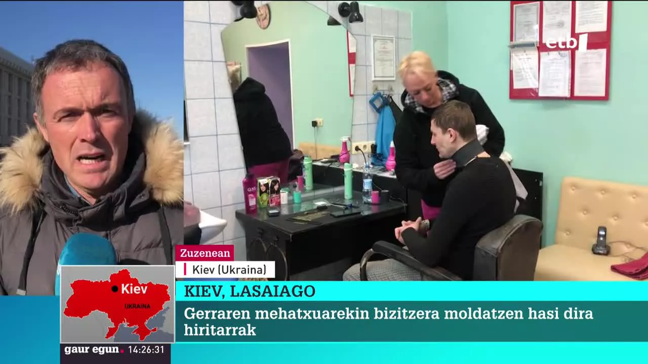 Hiru asteko tentsioaren ostean, eta tropa errusiarrak 30 kilometrora dituztela, nolabaiteko "normaltasunari" heldu nahi diote herritarrek. Kalera irteten hasi dira poliki-poliki eta gerra aurreko jarduera batzuei berrekiten.