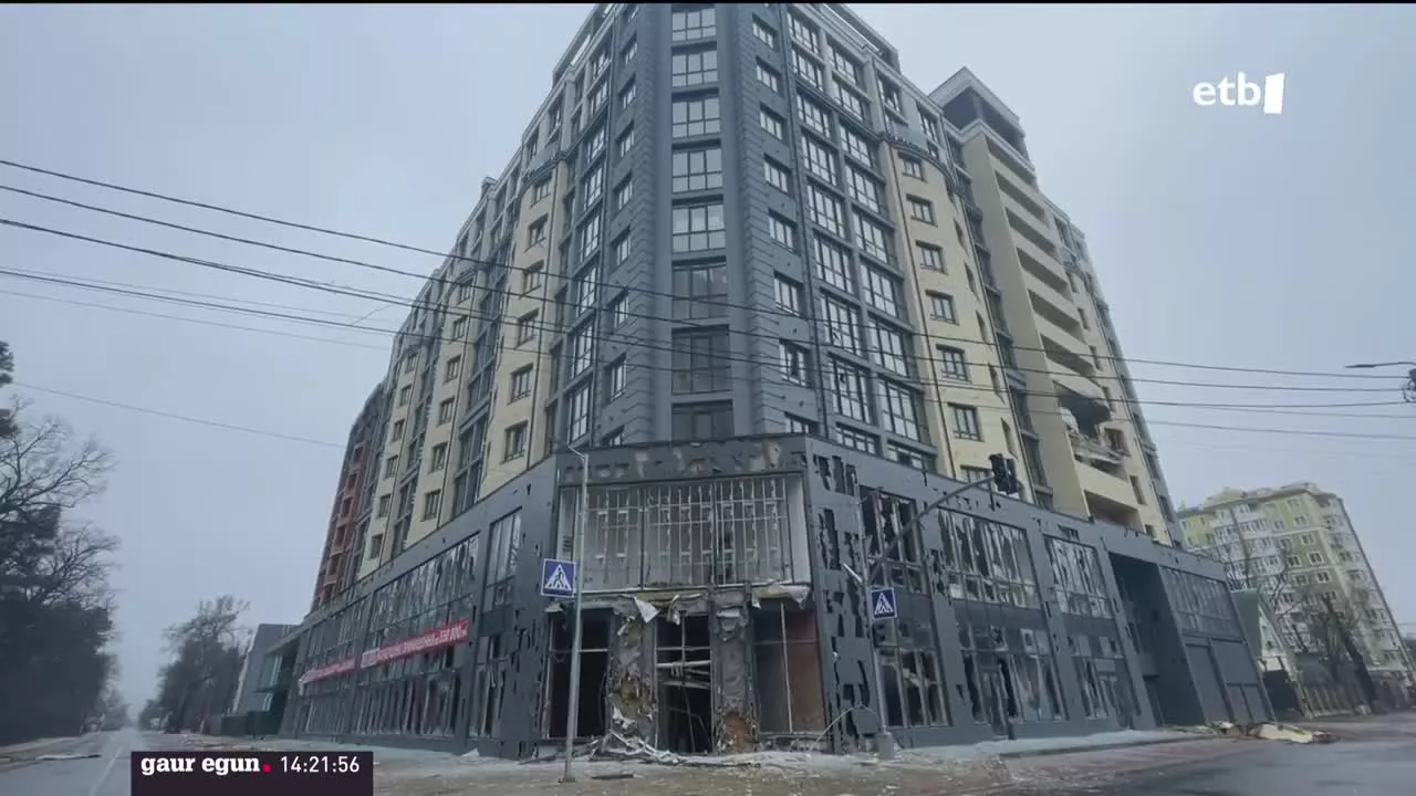 Kiev kanpoaldeko eraikin bat, hondatuta. EITB Mediaren bideo batetik ateratako argazkia.