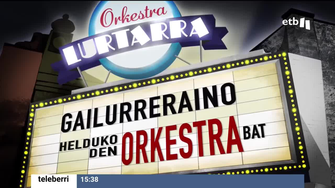 Orkestra Lurtarra. Una foto sacada de un vídeo de EITB Media.