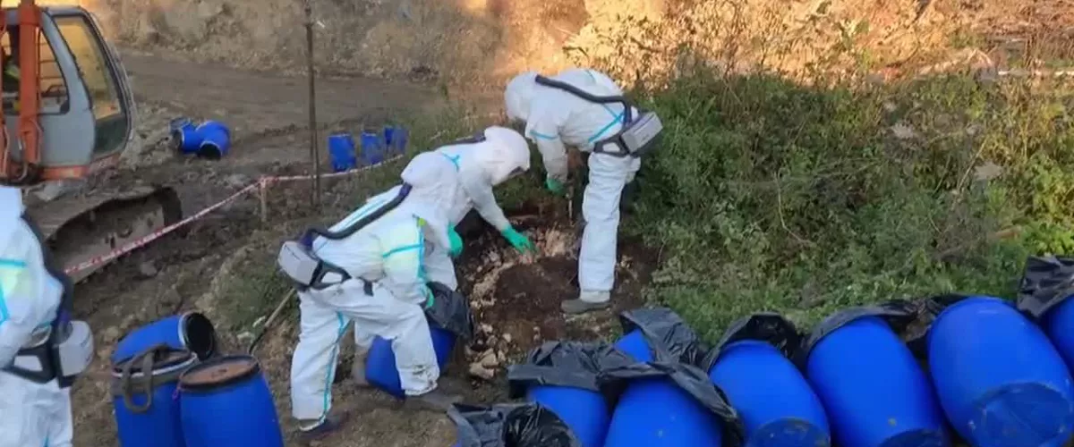 El vertedero de Artxanda se considera el mayor punto negro del medio ambiente en Euskadi. Ocupa una extensión equivalente a 30 campos de fútbol y está a escasos kilometros del centro de Bilbao. Hoy han retirado 16 toneladas de lindane en las labores de descontaminación.