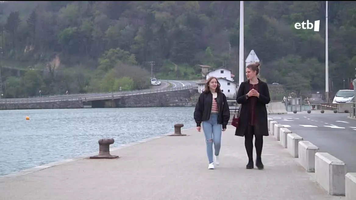 Luda Davidenko eta bere ahizpa. EITB Mediaren bideo batetik ateratako irudia.