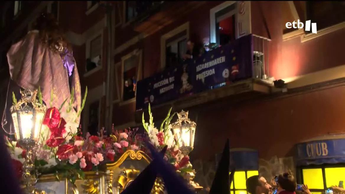 Tras dos años sin poder celebrarse, cientos de feligreses han acudido a ver la que es una de las procesiones más especiales y de más tradición en Bilbao.
