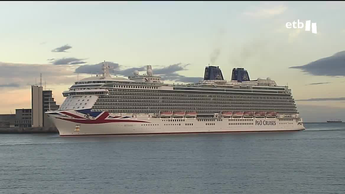 70 barcos con hasta 100.000 turistas llegarán este año al Puerto de Bilbao. Los primeros cruceros, el Sky Princess y el Brittani, han atracado este martes.
