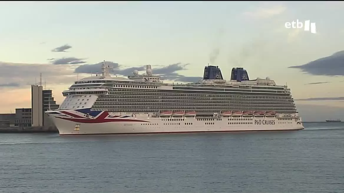70 barcos con hasta 100.000 turistas llegarán este año al Puerto de Bilbao. Los primeros cruceros, el Sky Princess y el Brittani, han atracado este martes.