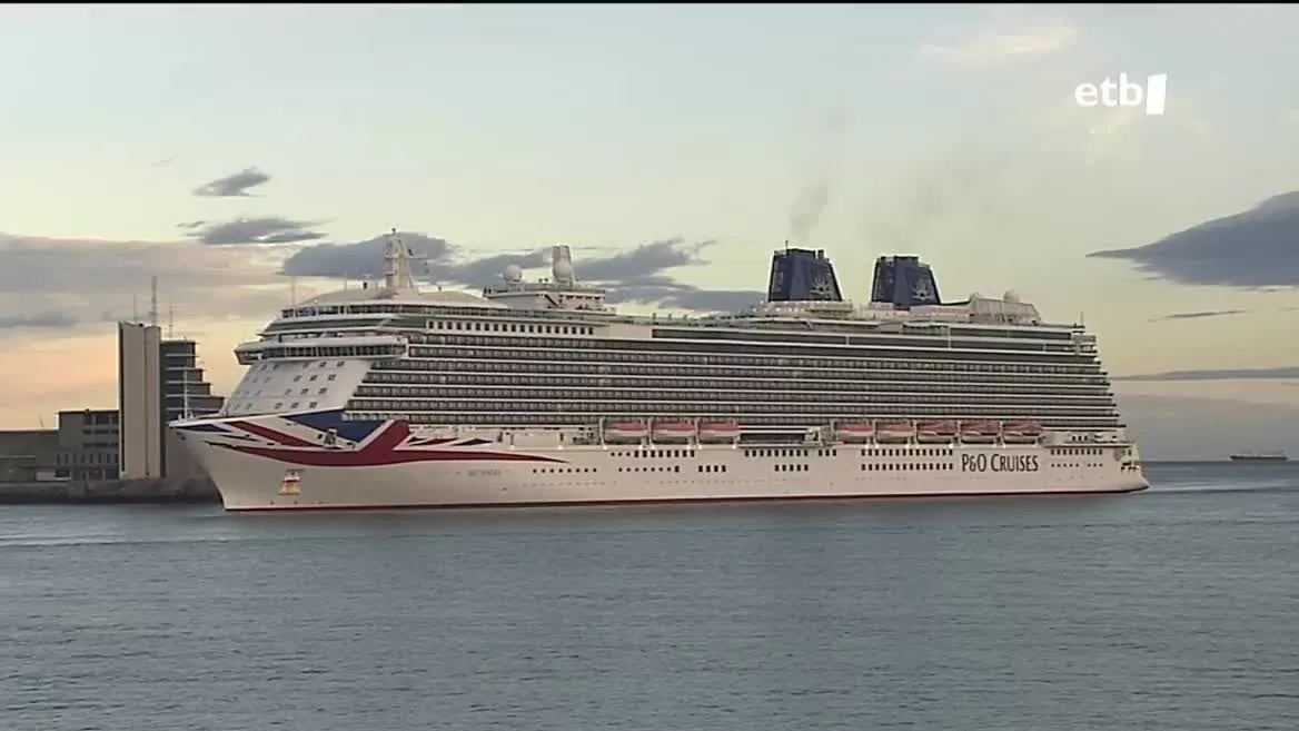 Inoizko denboraldi onena espero dute Getxon. Izan ere, 100.000 turista eta 70 ontzi heltzea aurreikusten da. Lehen biak, 'Sky Princess' eta 'Britannia', astearte honetan porturatu dira.