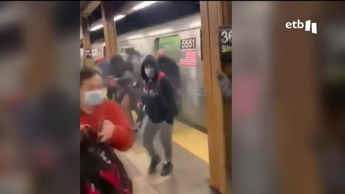 Al menos 29 personas han resultado heridas, cinco de ellas de gravedad, en un tiroteo ocurrido en el metro de Nueva York. La Polícia busca al autor del ataque y descarta que haya sido un atentado terrorista.