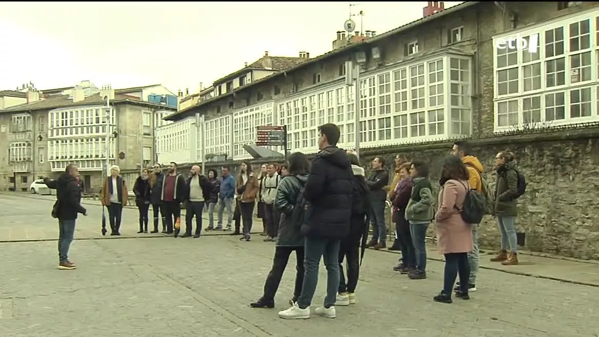 Turistak Gasteizen. EITB Mediaren bideo batetik ateratako irudia.