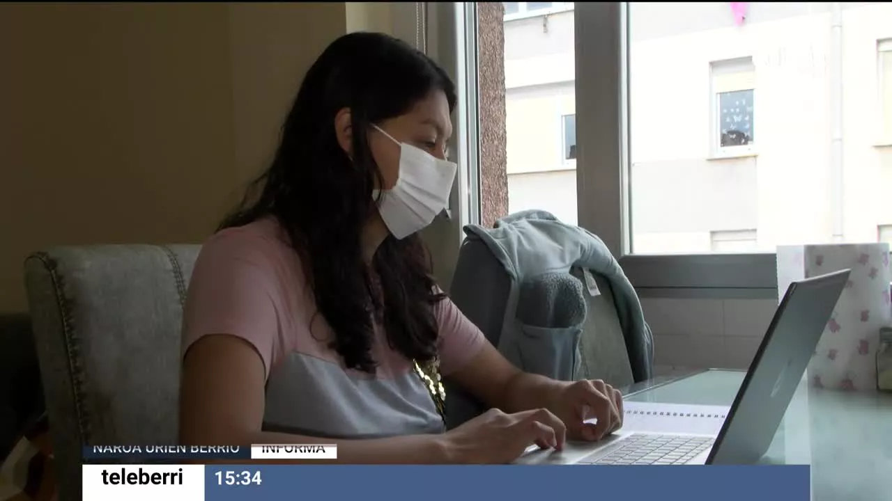 La iniciativa se centra en estudiantes de entre 18 y 35 años que pueden acceder a un alquiler simbólico de 55 euros al mes a cambio de colaborar en proyectos comunitarios del barrio. Hemos conocido las historias de dos de esos jóvenes, las de Diana y Joan.