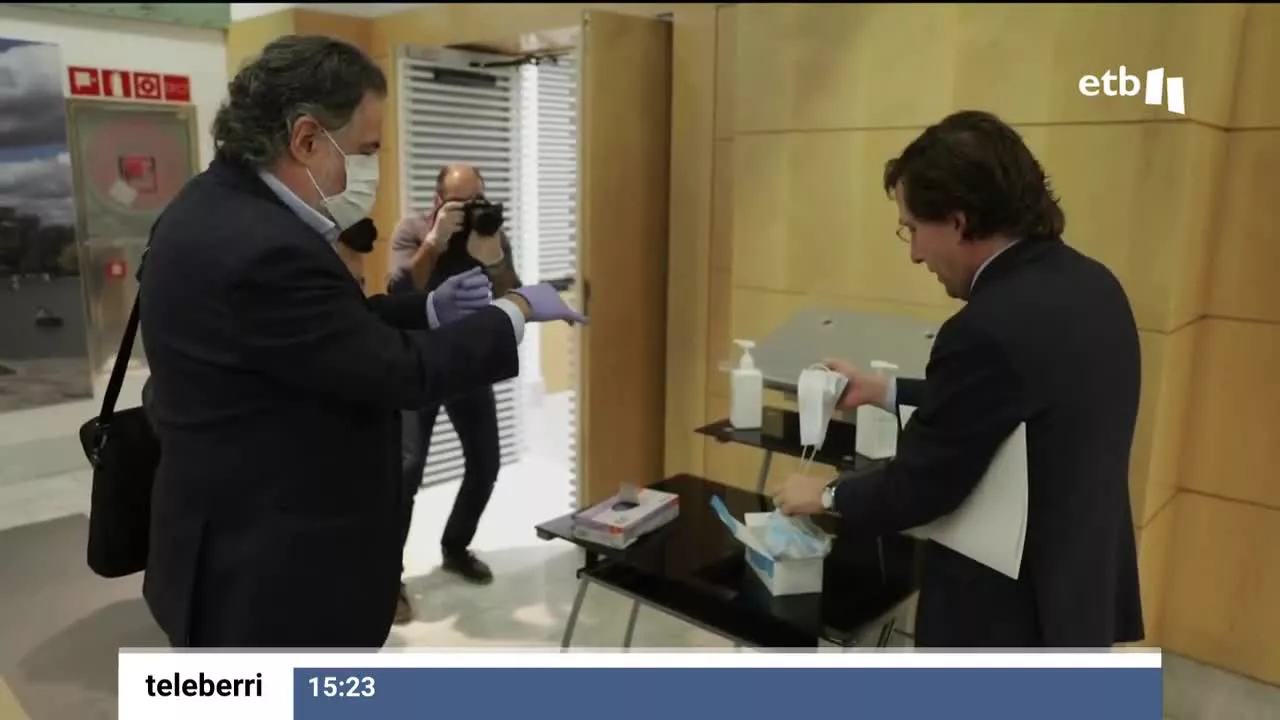 Un abogado particular ha denunciado al alcalde de Madrid por no investigar la estafa de las mascarillas y el alcalde ha acusado al PSOE de estar detrás. La denuncia sostiene que si la Fiscalía no hubiera presentado la querella, los hechos, que el ayuntamiento conocía, nunca habrían salido a la luz