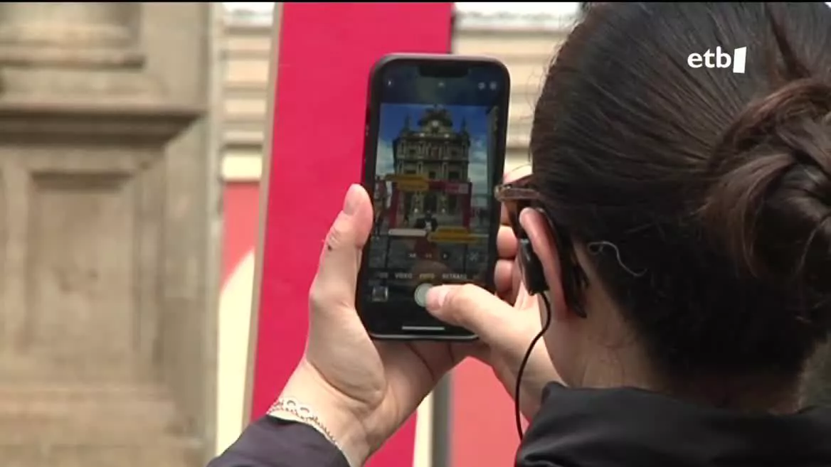Turista Iruñean. EITB Mediaren bideo batetik ateratako irudia.