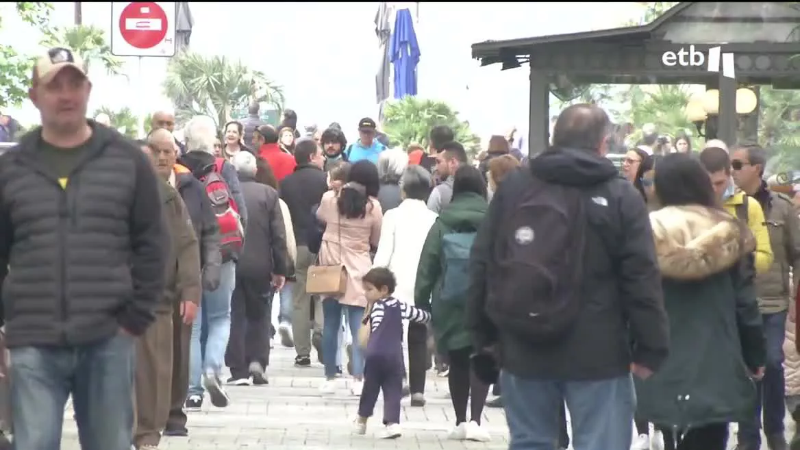 Turistas. Imagen obtenida de un vídeo de EITB Media.