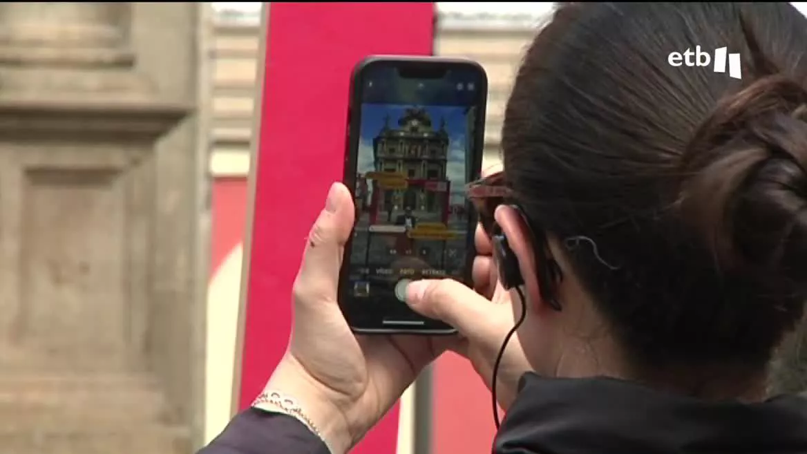 Turista en Pamplona. Imagen obtenida de un vídeo de EITB Media.
