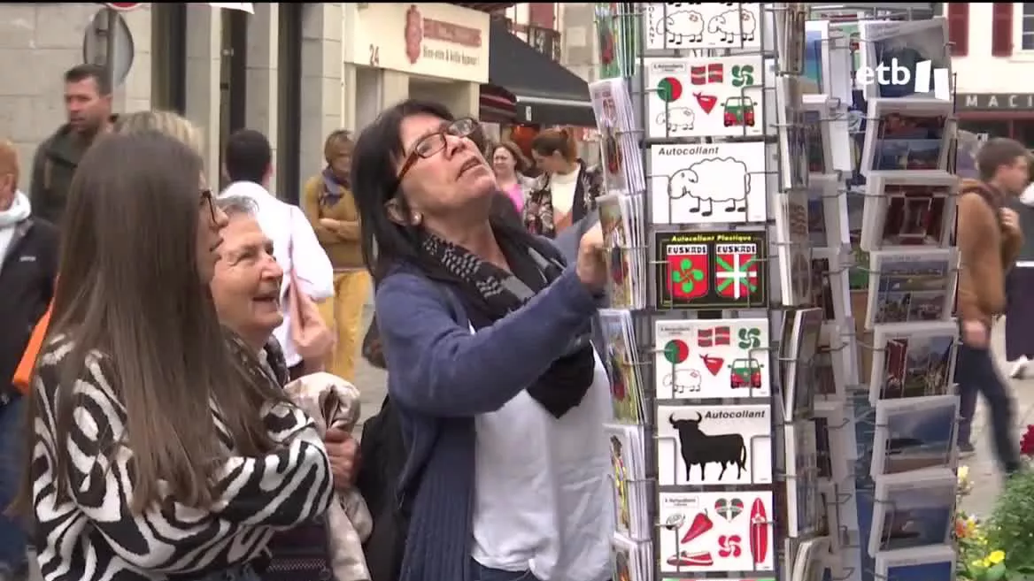 Turistas en San Juan de Luz. Imagen obtenida de un vídeo de EITB Media.