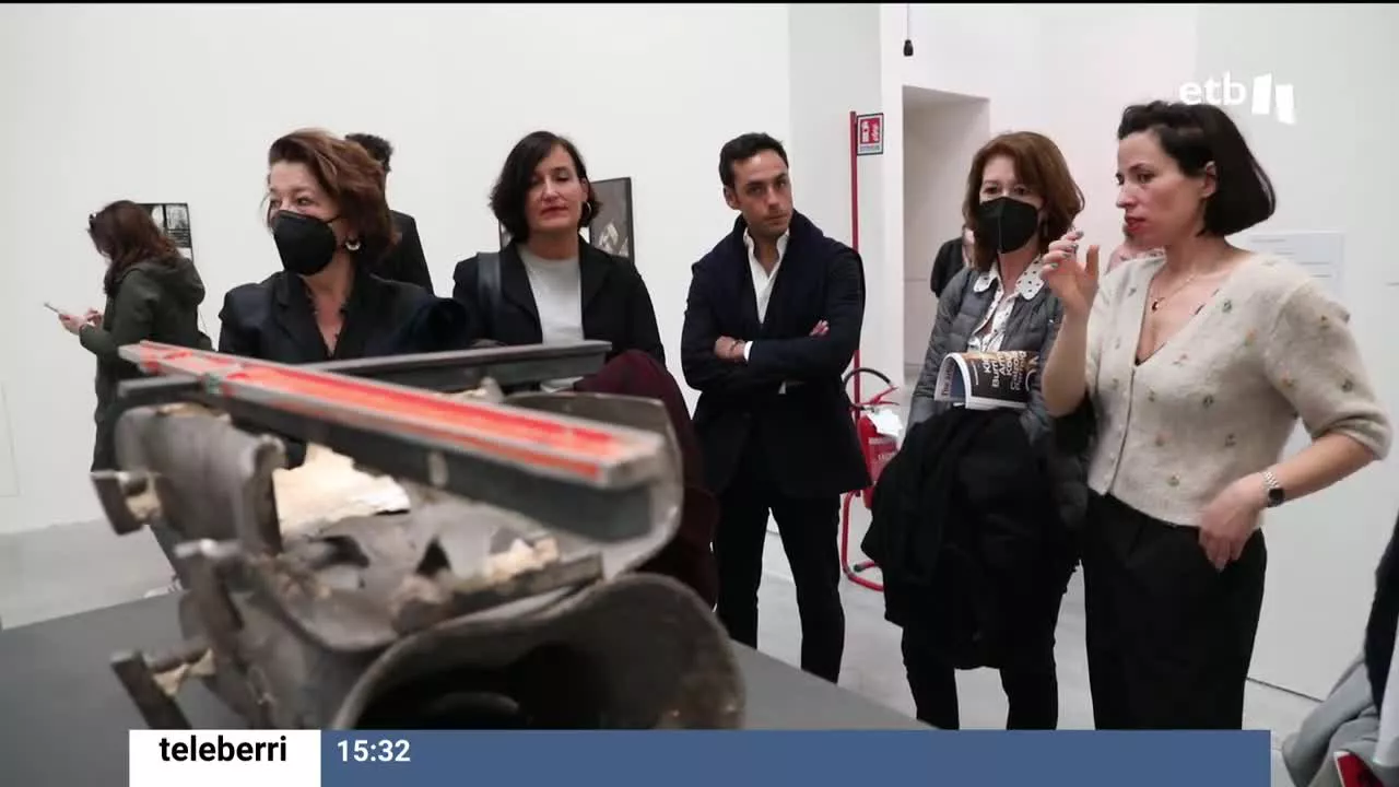 June Crespo (derecha) junto a su obra en Venecia