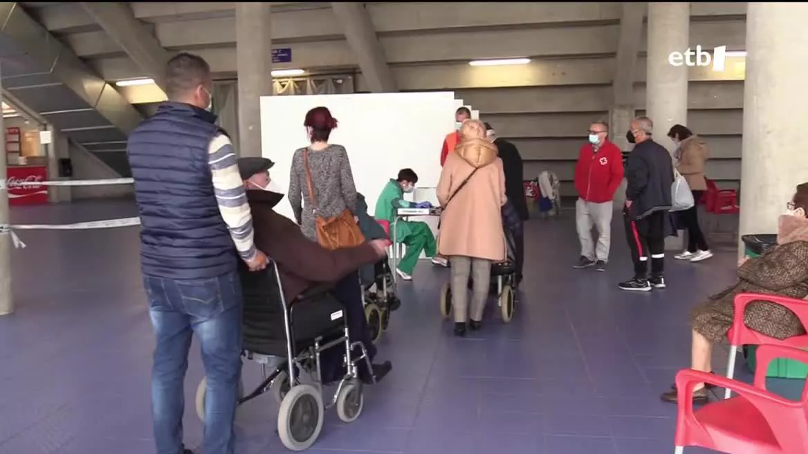 Jendea ilaran txertoa jasotzeko zain