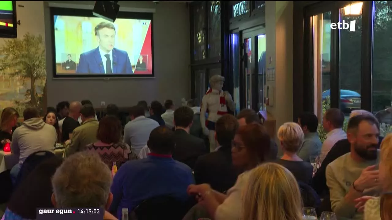 15 milioi frantziarrek ikusi zuten debatea. Macron harro agertu zen, eta Le Pen motel eta neurritsu.