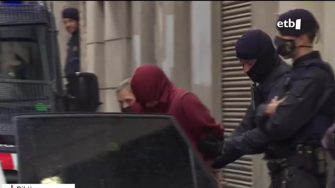 Agenteek goiz osoa eman dute atxilotuaren etxea miatzen. Larriki zaurituta topatu zuten biktima, eta sei hilabeteko ikerketaren fruitua izan da gaurko atxiloketa.