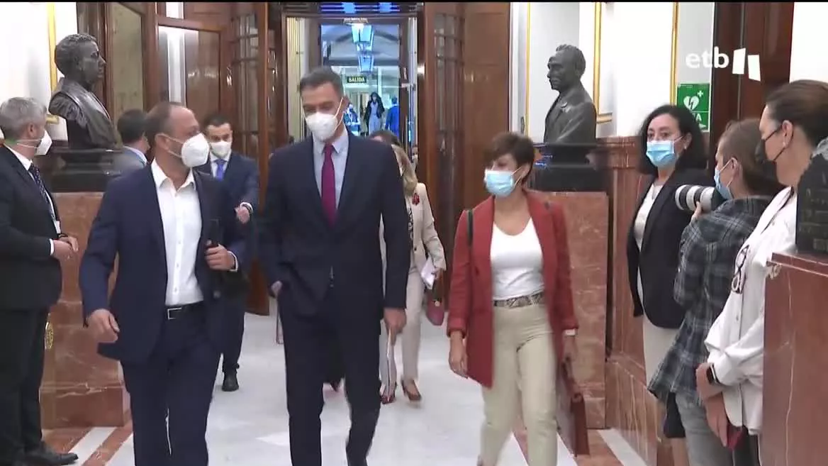 El presidente del Gobiero de España, Pedro Sánchez, en los pasillos del Congreso. EITB Media