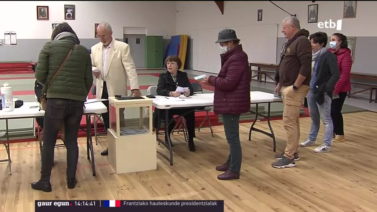 Eguerdirako, hautesleen % 30,12k bozkatu du Ipar Euskal Herria barne hartzen duen Pirinio Atlantikoen departamentuan. Lehenengo itzuliarekin alderatuta, parte-hartzea antzekoa izaten ari da ordurako.