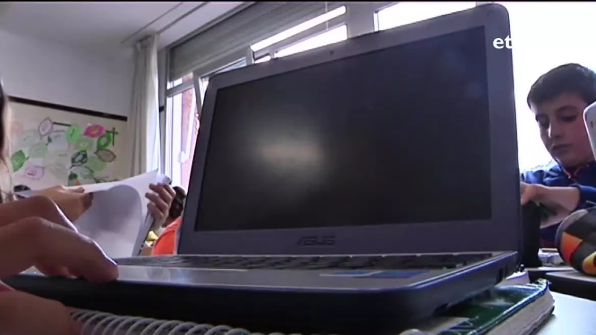 Ordenagailu bat ikastetxe batean. EITB Mediaren bideo batetik ateratako irudia.