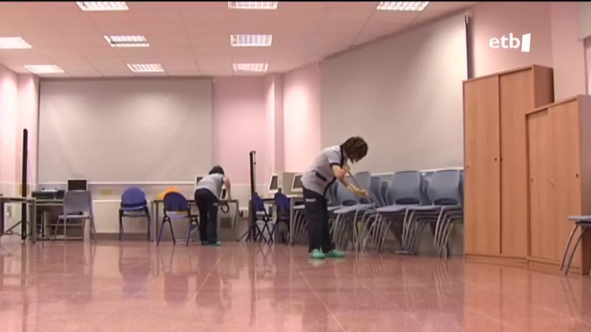 Bi emakumezko garbitzaile. EITB Mediaren bideo batetik ateratako argazkia