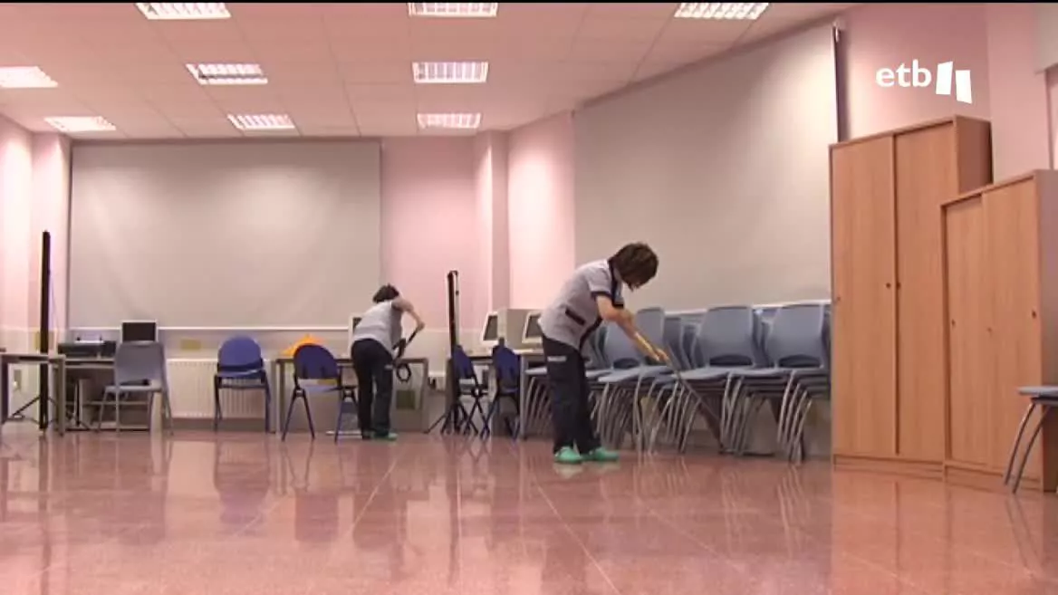 Trabajadoras de la limpieza. Imagen obtenida de un vídeo de EITB Media