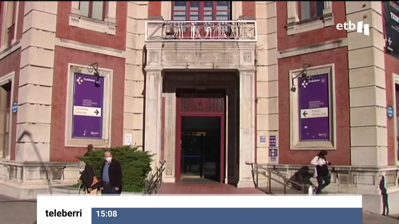 En Bilbao, la Policía municipal ha localizado e ingresado en el pabellón de psiquiatría de Basurto a un hombre que merodeaba a niños en las inmediaciones del ayuntamiento. Al ver actitudes extrañas, los padres de los pequeños que frecuentan la plaza del Gas habían llamado en varias ocasiones al 092