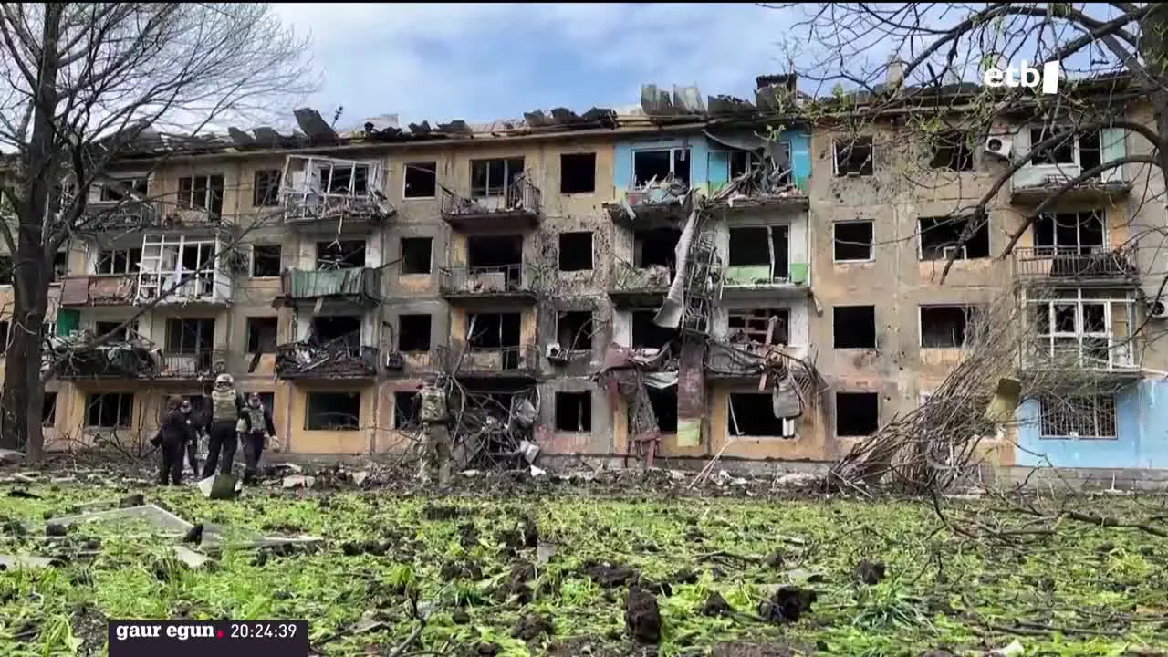 Besteak beste, Odesako aireportuaren kontra egin dute errusiarrek gaur. Leku estrategikoa da; izan ere, errusiarentzat giltzarri da Odesa, Transnistriaraino iristeko. Ekialdean ere erasoek ez dute etenik: ez Mariupol hirian, ez oro har Donbass eskualde osoan.