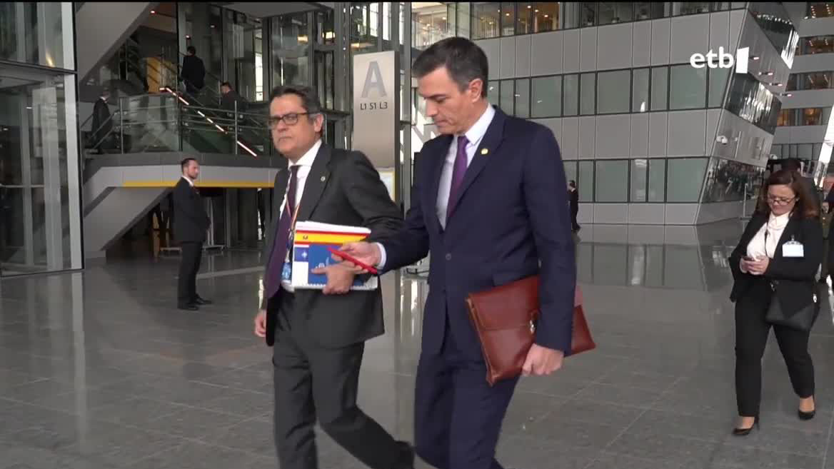 Pedro Sanchez bere mugikorrarekin. Agentzietako bideo batetik ateratako irudia.