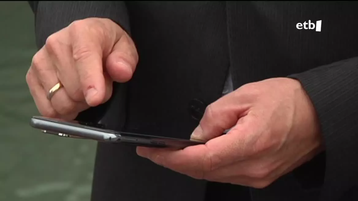 Telefono mugikorra. EITB Mediaren bideo batetik ateratako irudia.