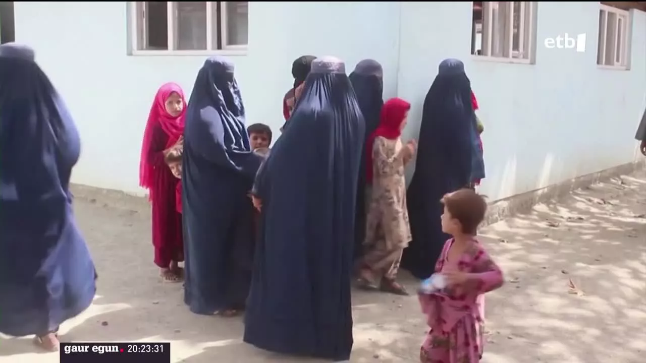 Burka erabil dezatela gomendatzen die talibanen agintari nagusiak. Hala, emakumeen askatasunak murrizten dituzten neurriak zorroztu egin dituzte orain dela bederatzi hilabete berriz ere talibanek agintea berreskuratu zutenetik.