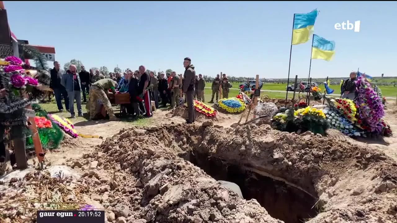Gerrak ez du su-eten egun bakar bat ere ematen Kharkiven. Hiriko 18. hilerrian, Yuri Savchin izeneko soldadu ukrainarraren ehorzketa egin dute. Soldadu hori ostegunean hil zen.