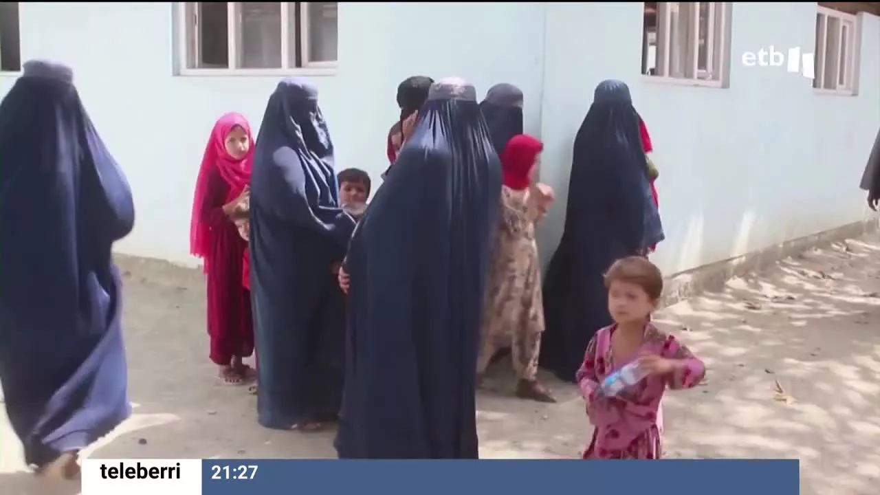 El máximo mandatario talibán les recomienda que utilicen el burka. Así, las medidas que restringen las libertades de las mujeres se han extremado desde que los talibanes recuperaron el poder hace nueve meses.