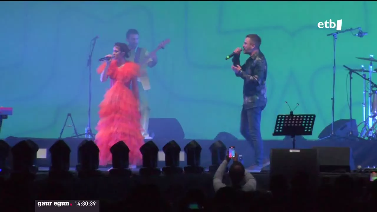 "Limones de oro" duela astebete kaleratutako diskoa aurkeztu du abeslari bizkaitarrak, beste hainbat artistaren laguntzarekin. Abeslari handi ugarik bete dute Belodromoa azken urteetan, baina lehen aldia da emakume bakarlari euskaldun batek horrenbesteko jendetza biltzen duela.
