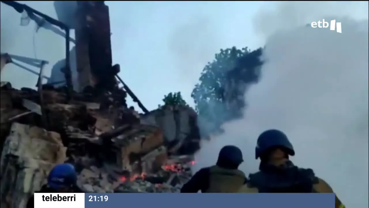 Mientras, en Mariupol, el batallón Azov, sitiado en la acería Azovstal, ha anunciado que luchará "hasta el final". Por otro lado, el viceprimer ministro ruso ha visitado hoy Mariupol.