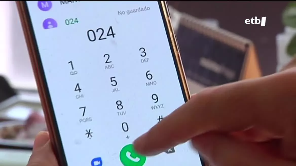 024 telefonoa. EITB Mediaren bideo batetik ateratako irudia.