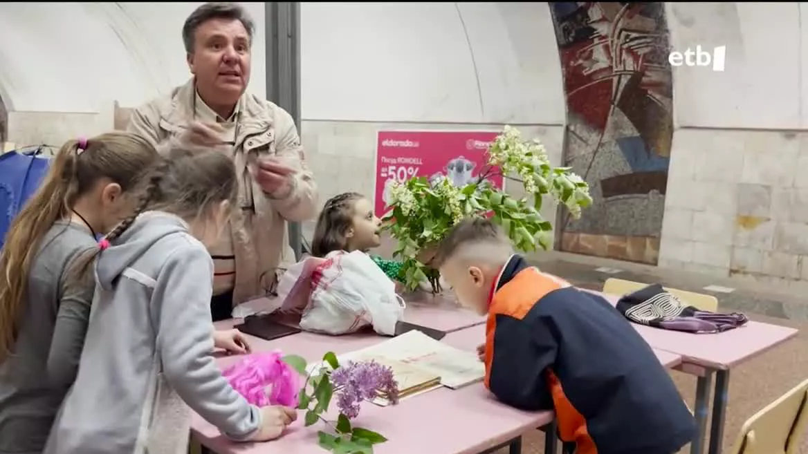 Haurrak tren geltokian. EITB Mediaren bideo batetik ateratako irudia.