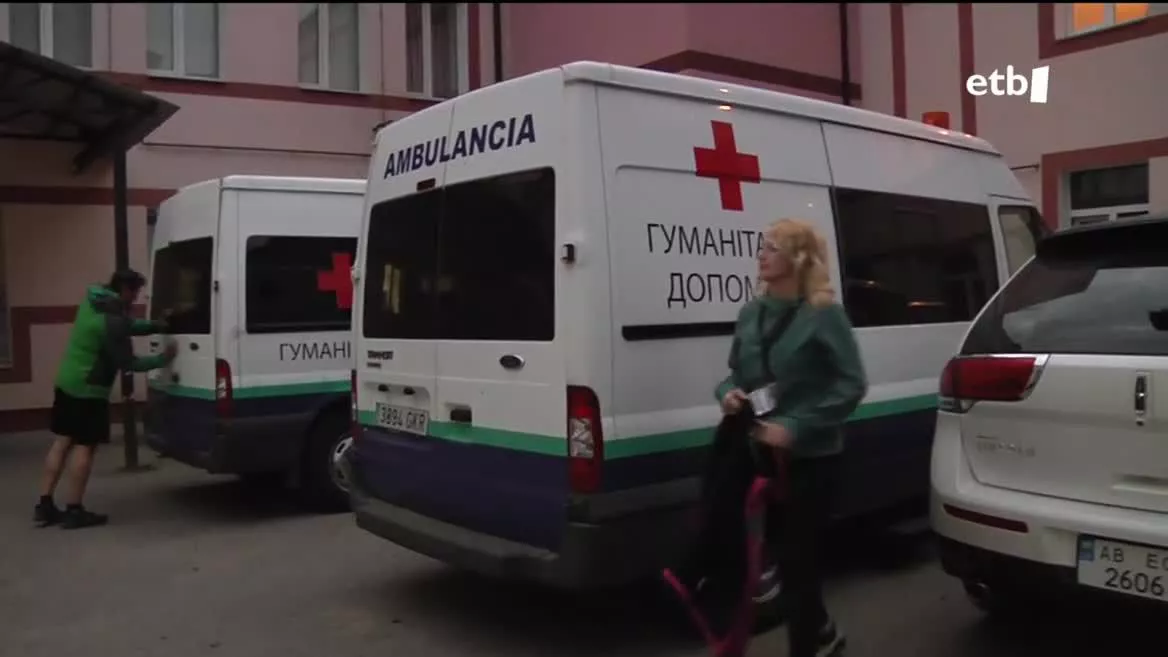 Bi anbulantziak Ukrainan. EITB Mediaren bideo batetik ateratako irudia.