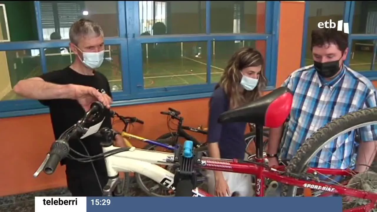 Rebyzikleta es un taller que ha puesto en marcha Anasaps, la asociación navarra para la salud mental en Estella. Cualquiera puede donar una bicicleta o ir a por una a cambio de una donación para el banco de alimentos.