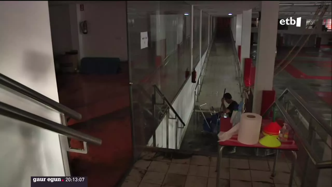 Igande arratsalde honetan, euri zaparrada handiak izan dira Gipuzkoako ekialdean. 16:30ak pasatxo, kostaldetik enbata sartu eta gogotik bota du euria; ordu erdian, 30 litro metro koadroko bota du. Kaleetan, kotxeen barrualdeetan, lokaletan, etxeetan… Ur putzuak nonahi izan dira.