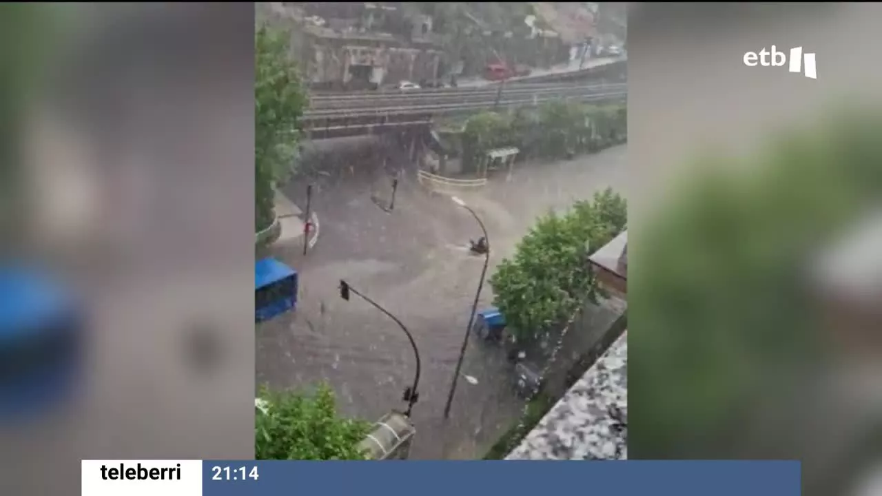 En la capital donostiarra se han llegado a acumular más de 30 litros de agua por metro cuadrado en media hora. La tromba de agua ha dejado daños en varios locales.