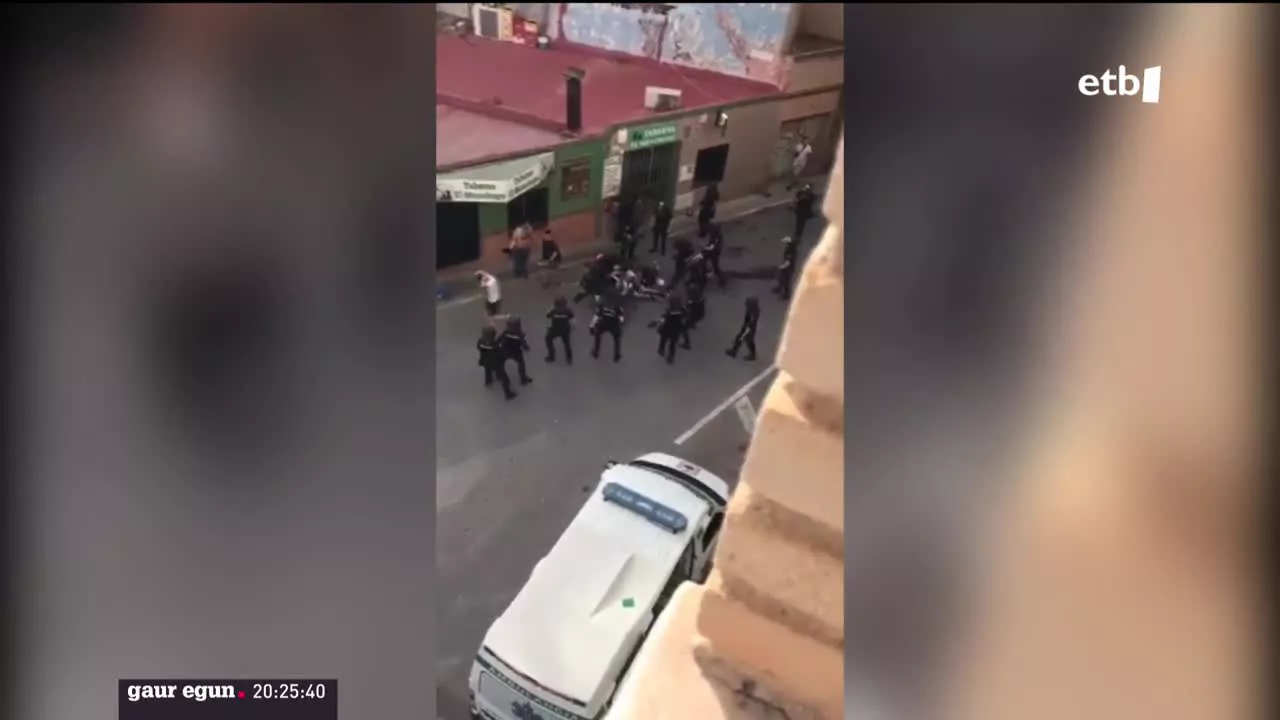Hamar jarraitzaile zauritu eta bost atxilotu zituen Polizia Nazionalak. Bideotik hartutako irudia.