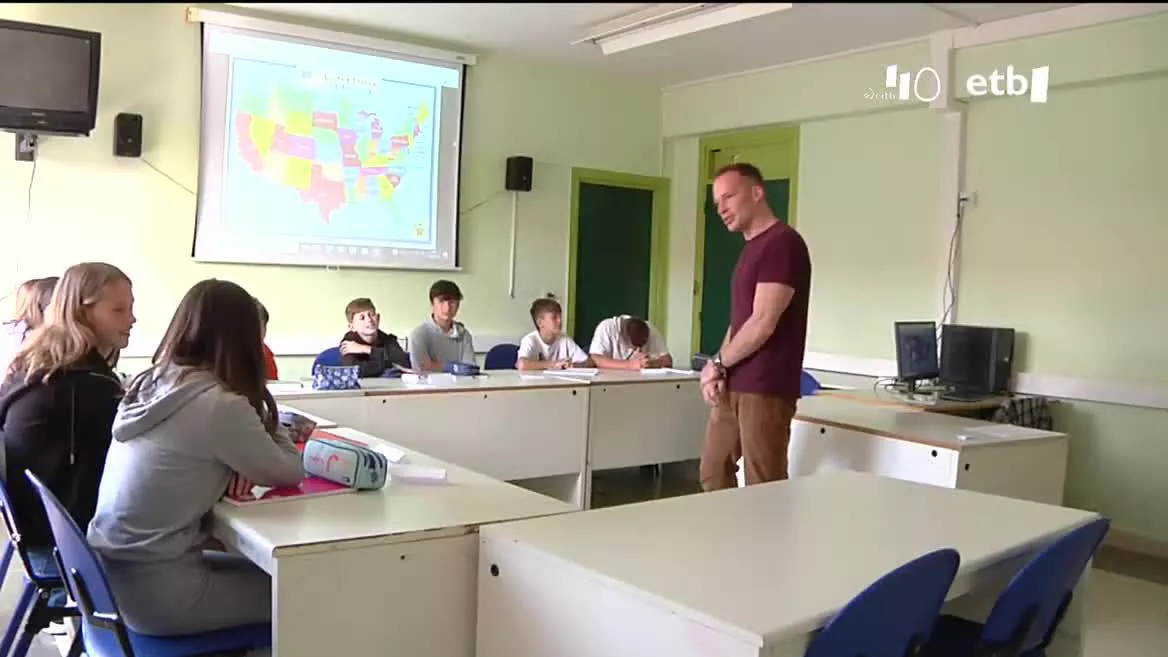Anastasio Betance da laguntzaileetako bat. EITB Mediaren bideo batetik ateratako irudia.