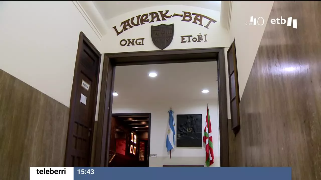 Laurak Bat. Imagen extraída del vídeo.