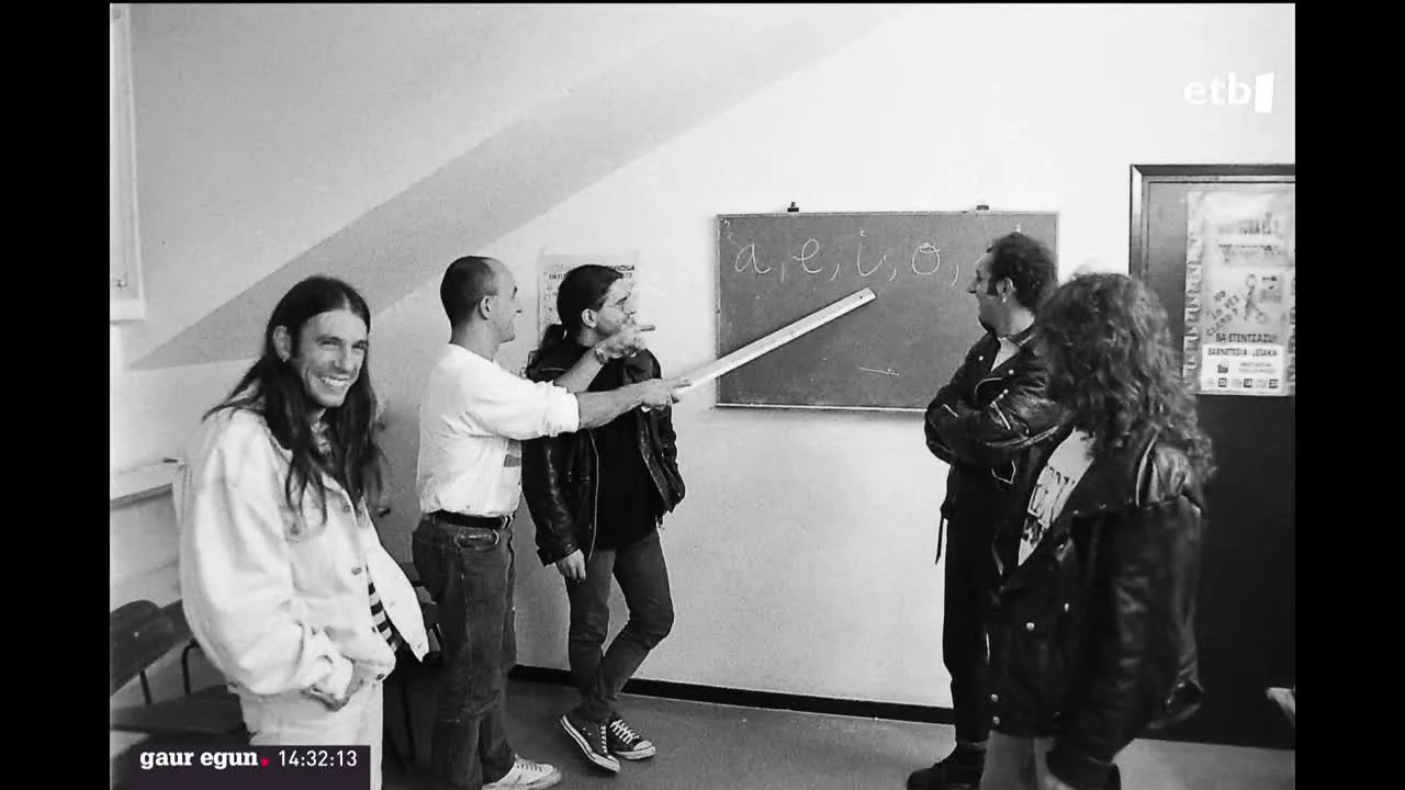 Tenperatura bakarrik ez, giroa ere bero-bero dago gaur Iruñean, Arturo Campion euskaltegiaren 50. urteurrena dela-eta. Jai ekitaldi sorta eta jende pila dago bertan, urtebetetze biribila ospatzeko. Euskararen urterik gordinenetan Euskal Herrian sortu zuten lehenetariko euskaltegia izan zen hau.
