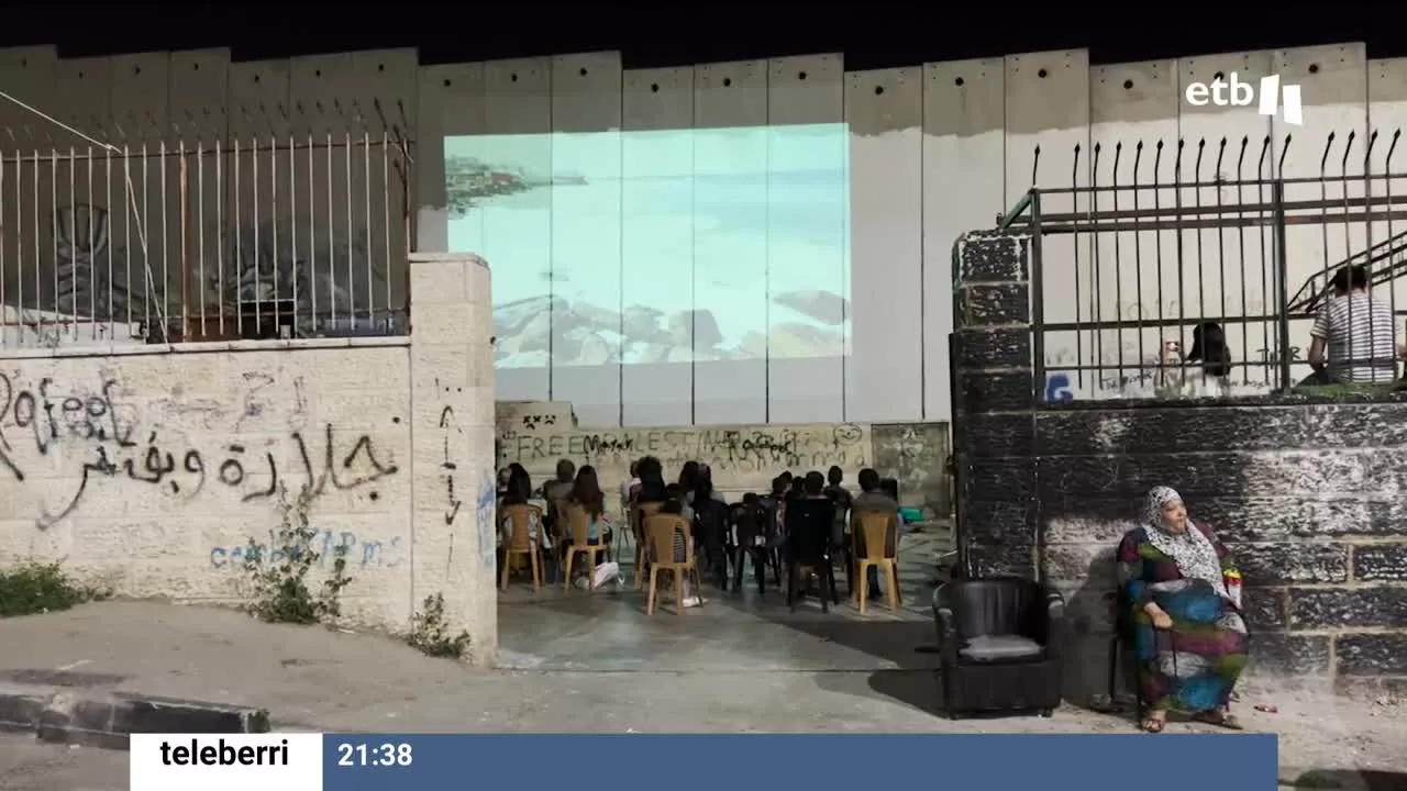 La periodista navarra se encuentra de gira en Palestina para mostrar su documental sobre el calvario que sufren las enfermas de cáncer en la Franja, una realidad más allá de la guerra y las bombas que ha podido proyectar en un cine único en el mundo.