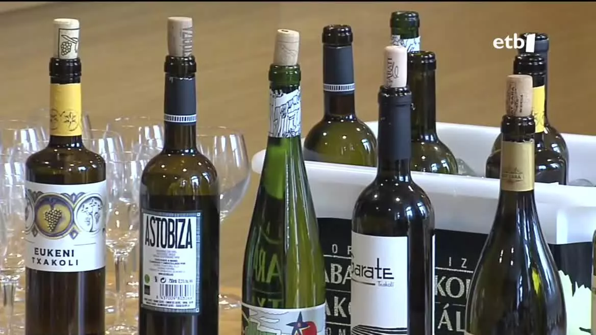 Txakolin botilak. EITB Mediaren bideo batetik ateratako argazkia